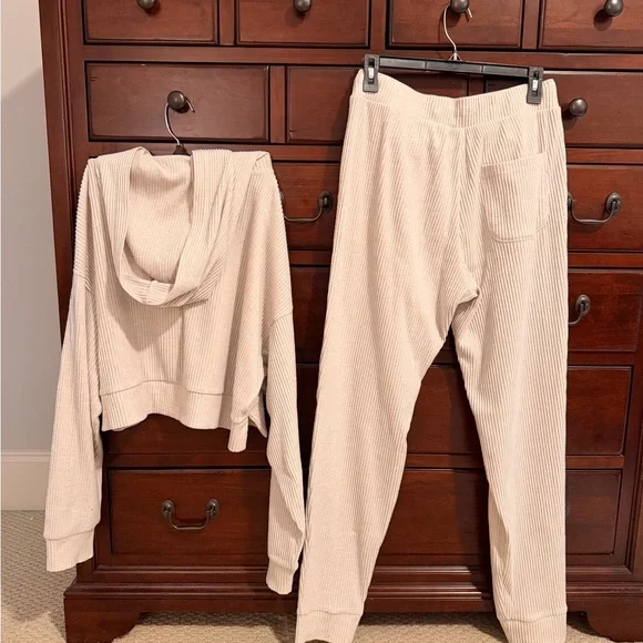 Medium ALO Yoga Muse Hoodie & Sweatpant Ivory color Set - Picture 2 of 4